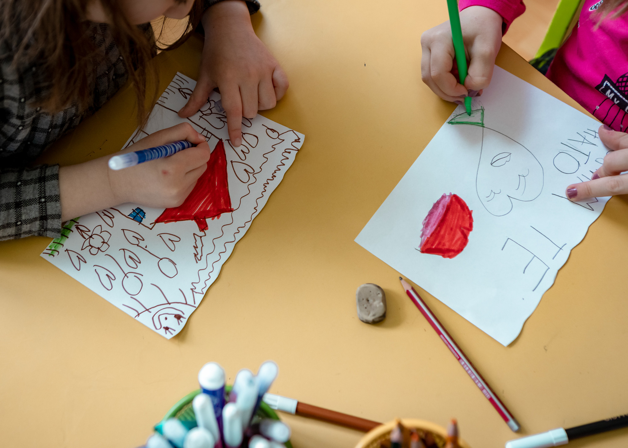 Vì nghệ thuật rất thú vị và hấp dẫn và dễ bị lạc lõng trong quá trình này; nên việc dạy vẽ cơ bản cho trẻ em sẽ kéo dài khả năng tập trung vô cùng hiệu quả