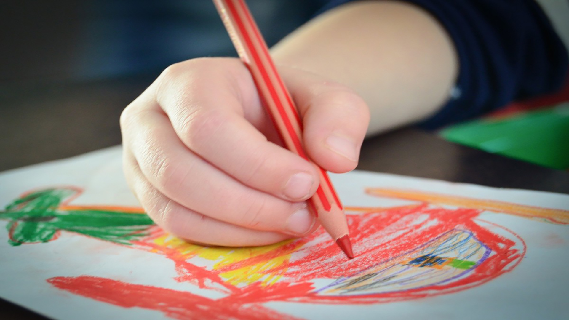 Khi trẻ tiếp xúc đủ với nghệ thuật và thủ công; trẻ bắt đầu phát triển khả năng cầm bút chì thuần thục và cầm đồ dùng của mình; với các ngón tay đặt đúng vị trí.